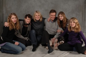 Koko perhe yhteisessä kuvassa vuonna 2012. Vas: Kaisa, Nelli, Jaana, Erkki, Saara ja Hanne. Edessä Väiski koira.