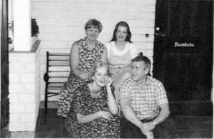 Perhe Rantala oman kodin portailla 1995