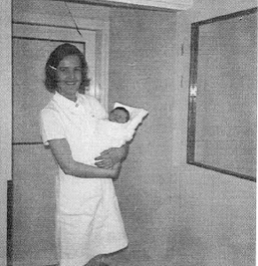 Anne työssään-sylissä kurssitoverin pienokainen