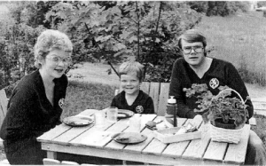 Perhe Vaajamo 1980 vas. Kirsti, Teppo ja Pertti