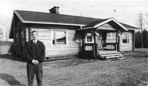 Mikko Joutsiniemi uuden "pirttinsä" pihassa 1998 Keulaniemessä Roineen rannalla