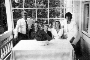 Pekan perhe Joutsiniemen verannalla Jussin konfirmaatiopäivänä 1993: Vas. Pekka, Jussi, Jaakko, Satu ja Päiv