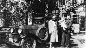 Isä,äiti ja Jorma Kiehelässä kesällä 1939.Taustalla isän "Gangsterivaunu" Amerikan tyyliin, jolle nimen antoi Jokioisten nimismies.