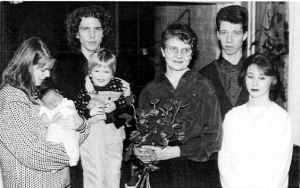 Pirjon perhe joulukuussa 1993:Eliisa, Saku-vauva, Petri, Tomi, Pirjo, Jukka ja Siru