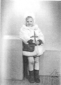 Kirsti Marketta Kööpenhaminassa matkalla Suomesta USA:han 1946