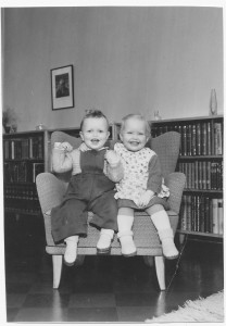 Sisarukset Kirsti (Kikka) ja Erkki Döbelninkadun kodissa 1950-luvun puolivälissä.