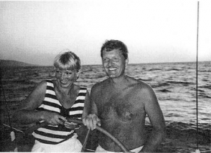 Pertti ja Tuula purjehtimassa