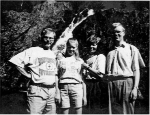 Alpo, Liisa, Leena ja Tapani Reinikka taustanaan Hepoköngäs Puolangalla