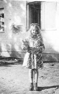 Pirjo vappuna 1950 Malmin kartanossa