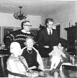 Jouluna Martinkalliolla: Auli-mummu,Kerttu-äiti,Pirjo ja Petri-vauva,takana isä-Martti ja Risto