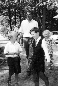 Harri, Veli ja Elina sekä näiden Mikko-serkku