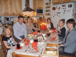 Jouluaterialla, Topeliuksenkadun kodin keittiössä, v. 2009