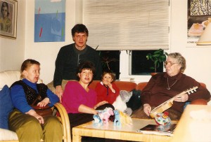 Kirsti Myllylä (vas.)vierailulla Erkki-veljen (takana) luona Helsingissä. Istumassa Riitta Myllylä, Nelli Myllylä ja Riitan äiti.