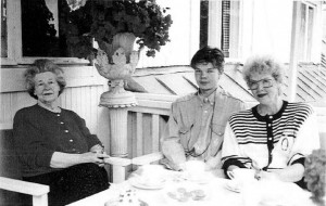 Teppo ja Kirsti Ullan luona Joutsiniemessä iltapäiväkahvilla kesällä 1992