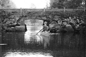 Ilona melomassa Joutsiniemen joella