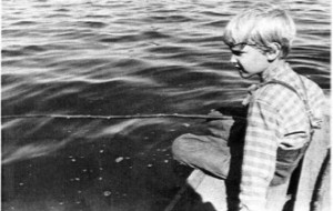 Jouni kalassa Soukon laiturilla 1969