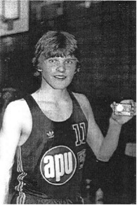 Jarkko HNMKY:ssa koripallon nuorten Suomen mestari v. 1982.