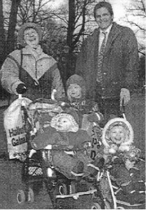 Perhekuva Esplanadin puistossa keväällä 1998. Vsemmalta Heidi, Tommi, Annika ja Jarkko.