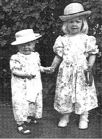 Nuoret neidit Erika ja Annika häävieraina v. 1996.